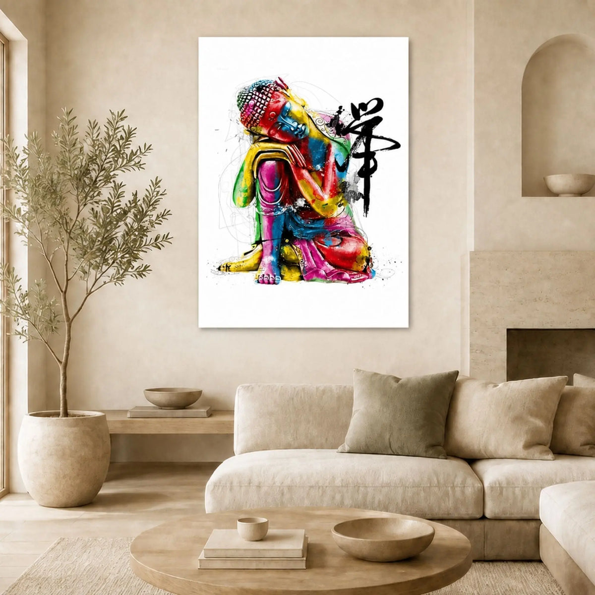 Tableau de Bouddha Art multicolore avec calligraphie noire, présenté dans un salon beige au-dessus d’un canapé