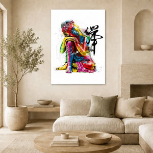 Tableau de Bouddha Art multicolore avec calligraphie noire, présenté dans un salon beige au-dessus d’un canapé