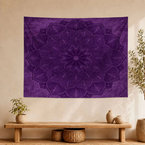 « Tapisserie Murale Mandala Violet – Motif Floral présentée dans un intérieur zen »