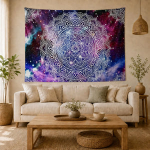 Tapisserie Murale Mandala Galaxie installée au-dessus d’un canapé dans un salon zen