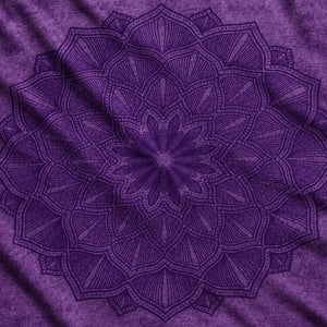 Gros plan sur le tissu et le motif floral de la Tapisserie Murale Mandala Violet