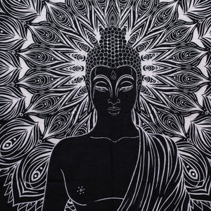 Gros plan sur le Bouddha de la tenture Mandala noir et blanc et les détails de l’impression sur coton