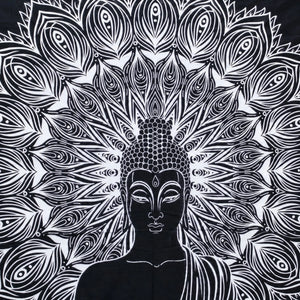 Gros plan sur le mandala de la tenture Bouddha noir et blanc et la finesse du motif