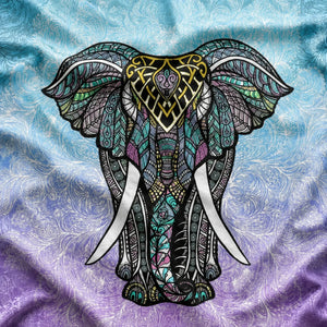 Gros plan sur l’éléphant orné de motifs turquoise, violets et dorés de la tenture mandala