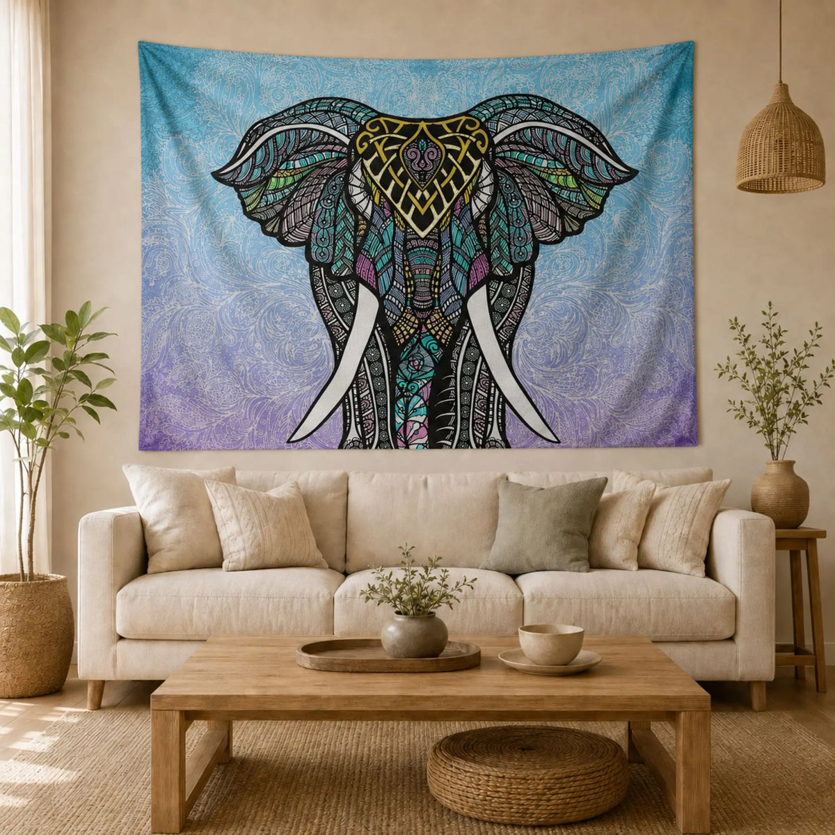 Tenture éléphant mandala multicolore installée au-dessus d’un canapé dans un salon naturel