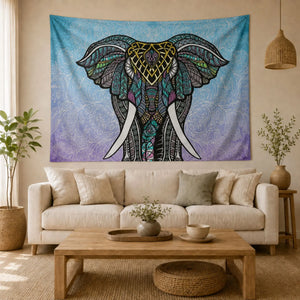 Tenture éléphant mandala multicolore installée au-dessus d’un canapé dans un salon naturel