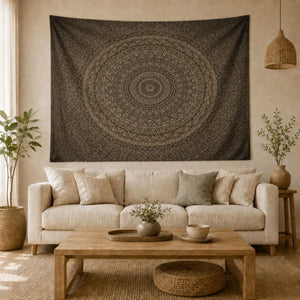 Tenture Mandala Indien – Motif Brun Concentrique installée au-dessus d’un canapé dans un salon zen