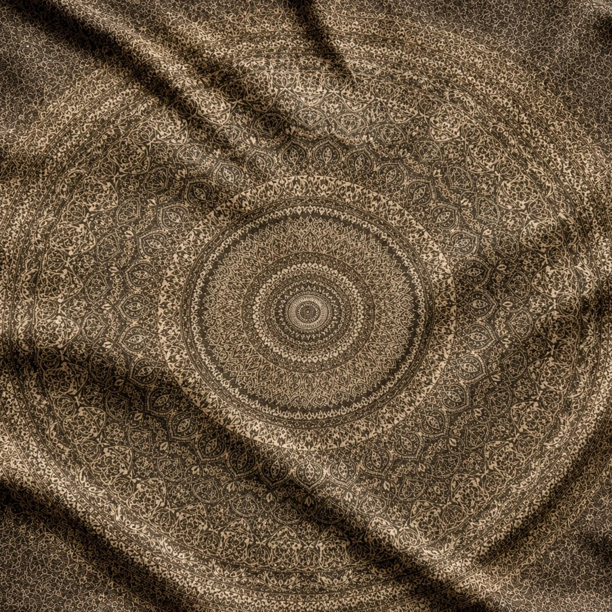 Gros plan sur le tissu et les détails de la Tenture Mandala Indien – Motif Brun Concentrique