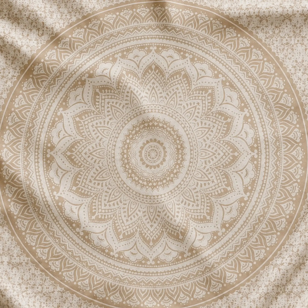 Gros plan sur le tissu et le motif détaillé de la Tenture Murale Mandala Beige
