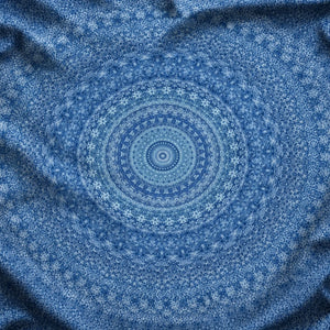 Gros plan sur le tissu et le motif concentrique de la Tenture Murale Mandala Bleu