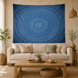 Tenture Murale Mandala Bleu installée au-dessus d’un canapé dans un salon zen