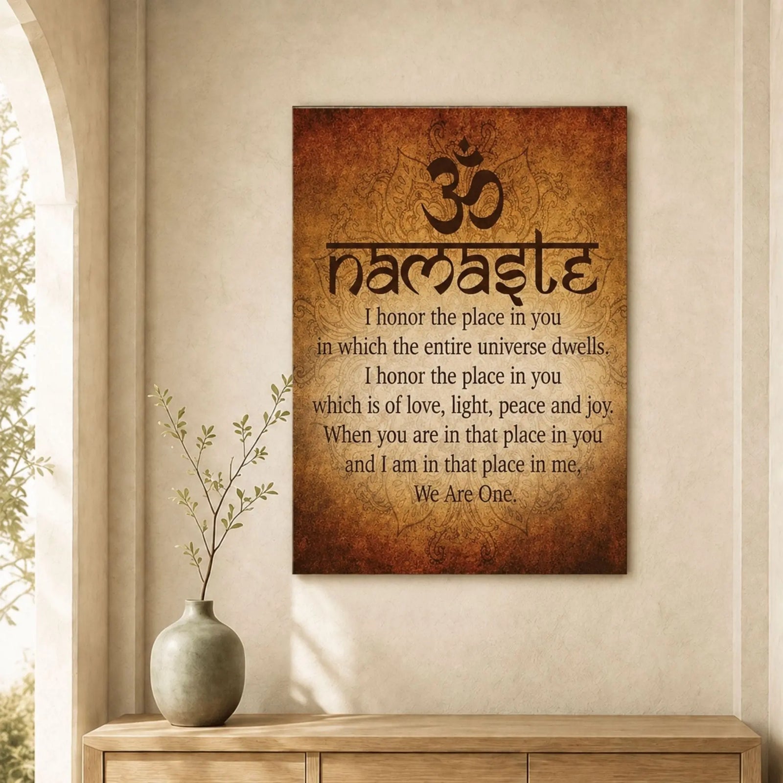 Toile Citation Bouddha Namaste accrochée au-dessus d’un meuble en bois avec vase décoratif