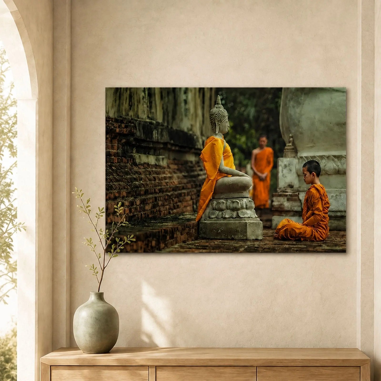 Tableau Moine Bouddhiste horizontal installé au-dessus d’un buffet en bois clair dans un décor intérieur ivoire