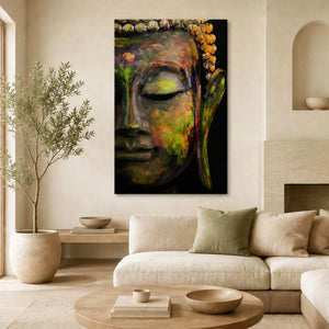 Toile visage de Bouddha peint multicolore présentée dans un salon zen beige