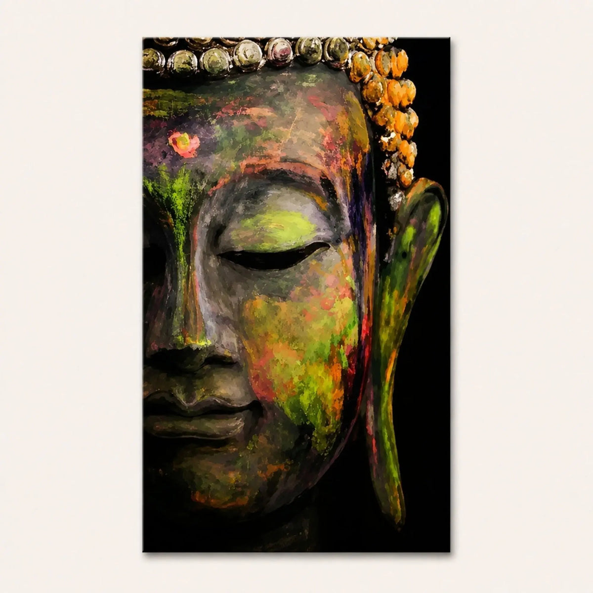 Toile visage de Bouddha peint multicolore présentée sur fond uni clair