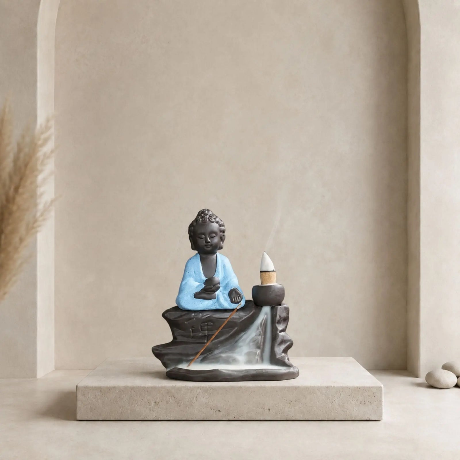 Brûle-encens Bouddha noir en céramique avec robe bleue, cône à reflux et cascade de fumée