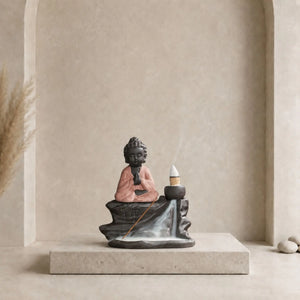 Brûle-encens Bouddha noir en céramique avec robe rouge rosé, mains réunies et cascade de fumée