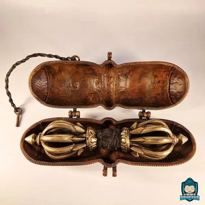 Dorje Vajra tibétain 8 branches en bronze ancien  18 CM de long sur 7 cm de largue et 364 grammes et son étui en cuir 