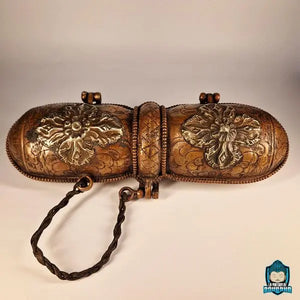 Dorje Vajra tibétain 8 branches en bronze ancien  18 CM de long sur 7 cm de largue et 364 grammes et son étui en cuir 
