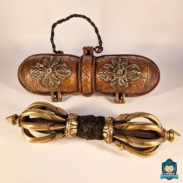 Dorje Vajra tibétain 8 branches en bronze ancien  18 CM de long sur 7 cm de largue et 364 grammes et son étui en cuivre 