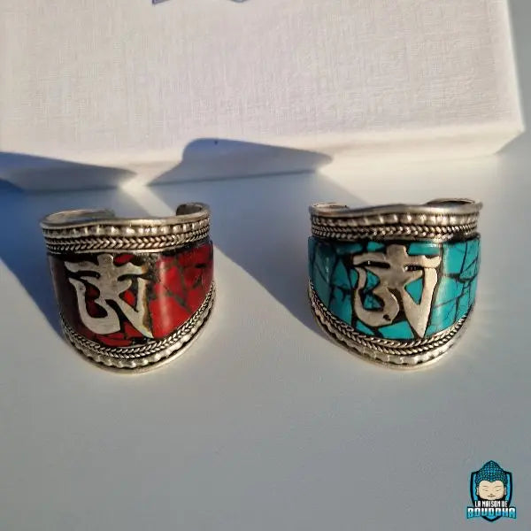 LOT BAGUE TIBÉTAINE OM EN CUIVRE ET ETAIN AVEC MOSAÏQUE DE CORAIL ROUGE  FAIT AU TIBET