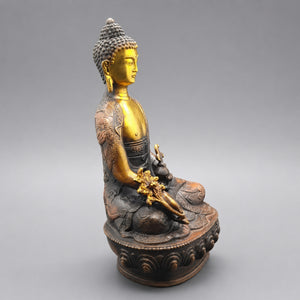 Vue de profil de la statuette Bouddha assis en cuivre et laiton de 21 cm montrant ses ornements