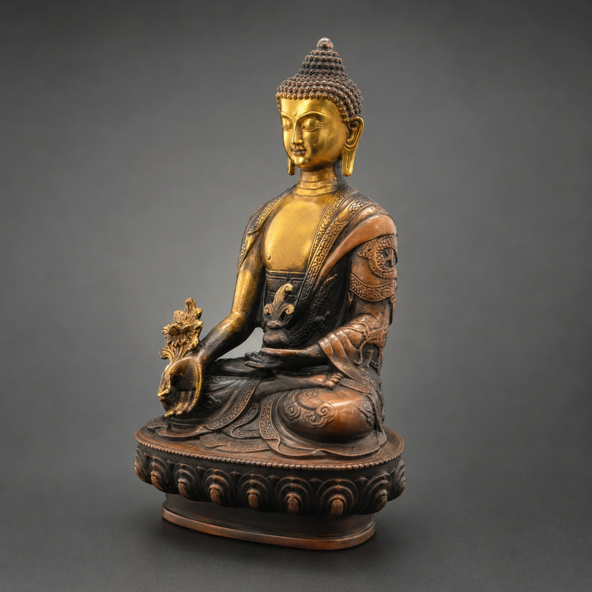 Statuette Bouddha assis en cuivre et laiton vue de trois quarts avec finition vieillie