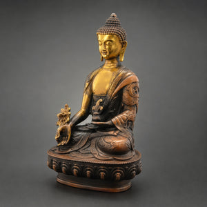 Statuette Bouddha assis en cuivre et laiton vue de trois quarts avec finition vieillie