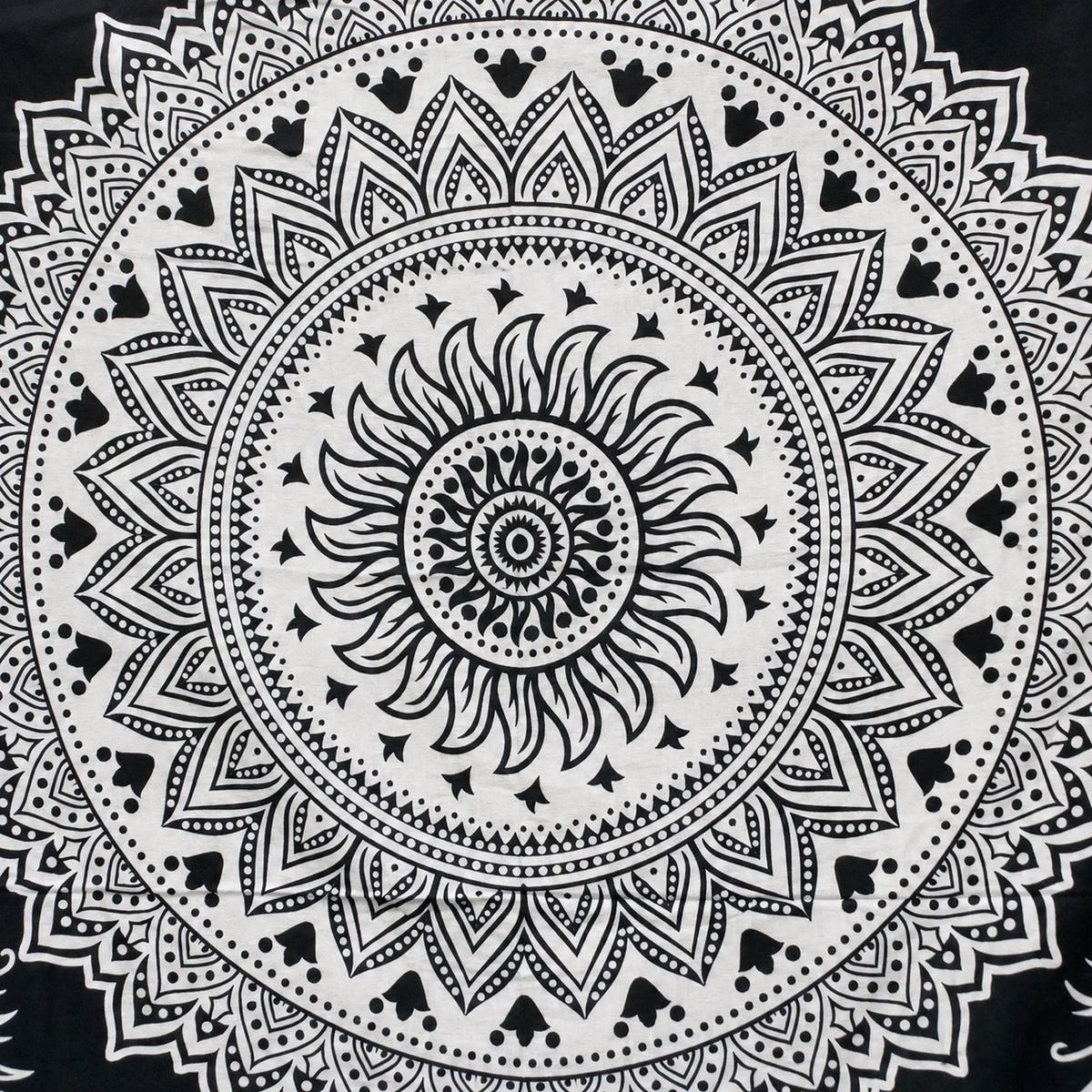 Gros plan sur le mandala de la tenture attrape-rêves noir et blanc en coton
