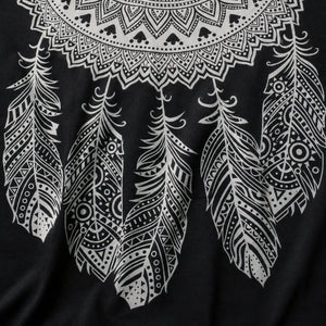 Gros plan sur les plumes décoratives de la tenture attrape-rêves mandala noir et blanc en coton