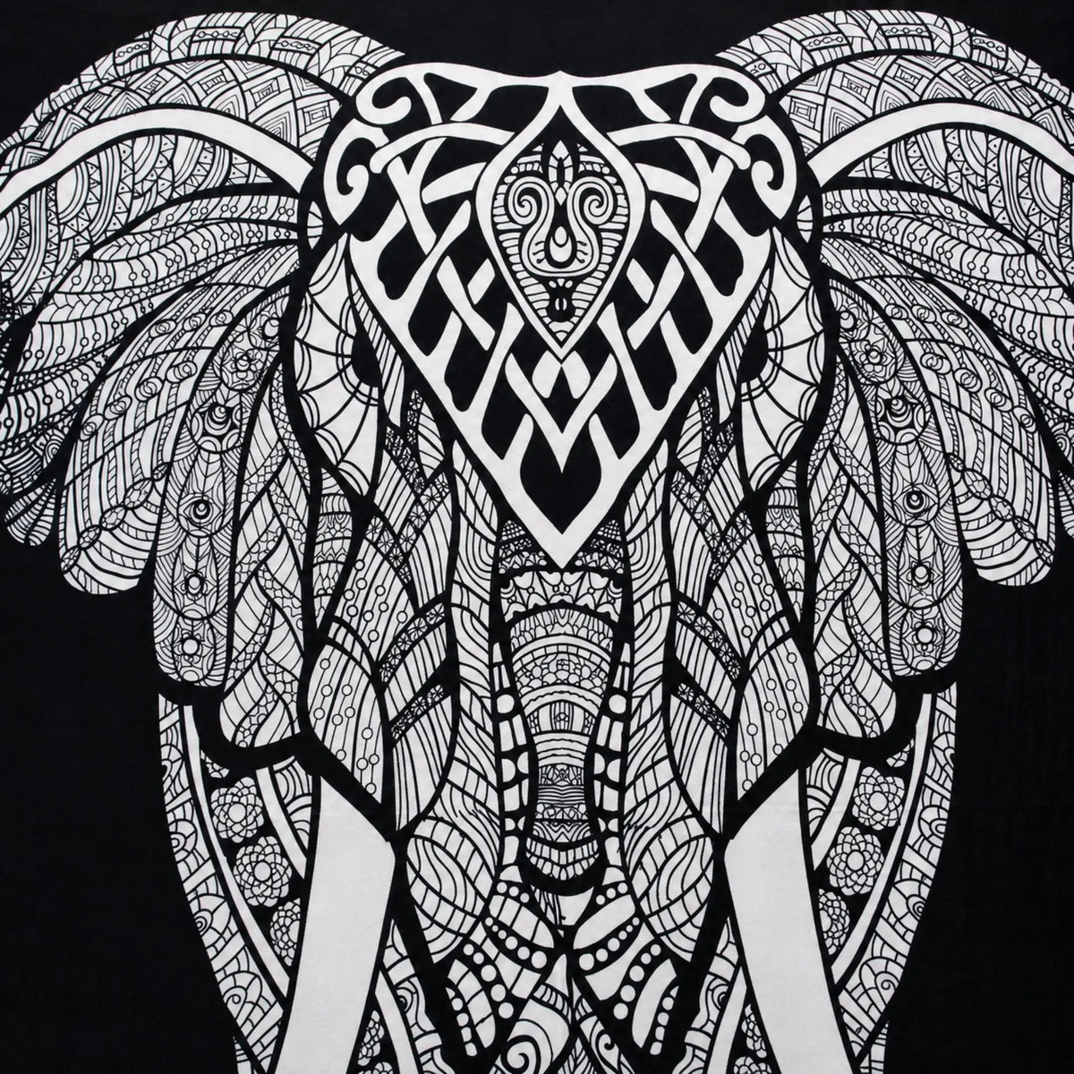 Détail de la tête et des oreilles ornées de la tenture éléphant noir et blanc