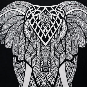 Détail de la tête et des oreilles ornées de la tenture éléphant noir et blanc