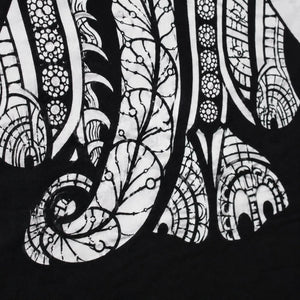 Gros plan sur la trompe et l’impression noire et blanche de la tenture éléphant en coton