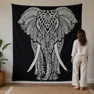 Grande tenture éléphant noir et blanc présentée à l’échelle avec une personne