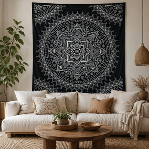Tenture mandala fleur de lotus noir et blanc dans un salon bohème aux tons naturels