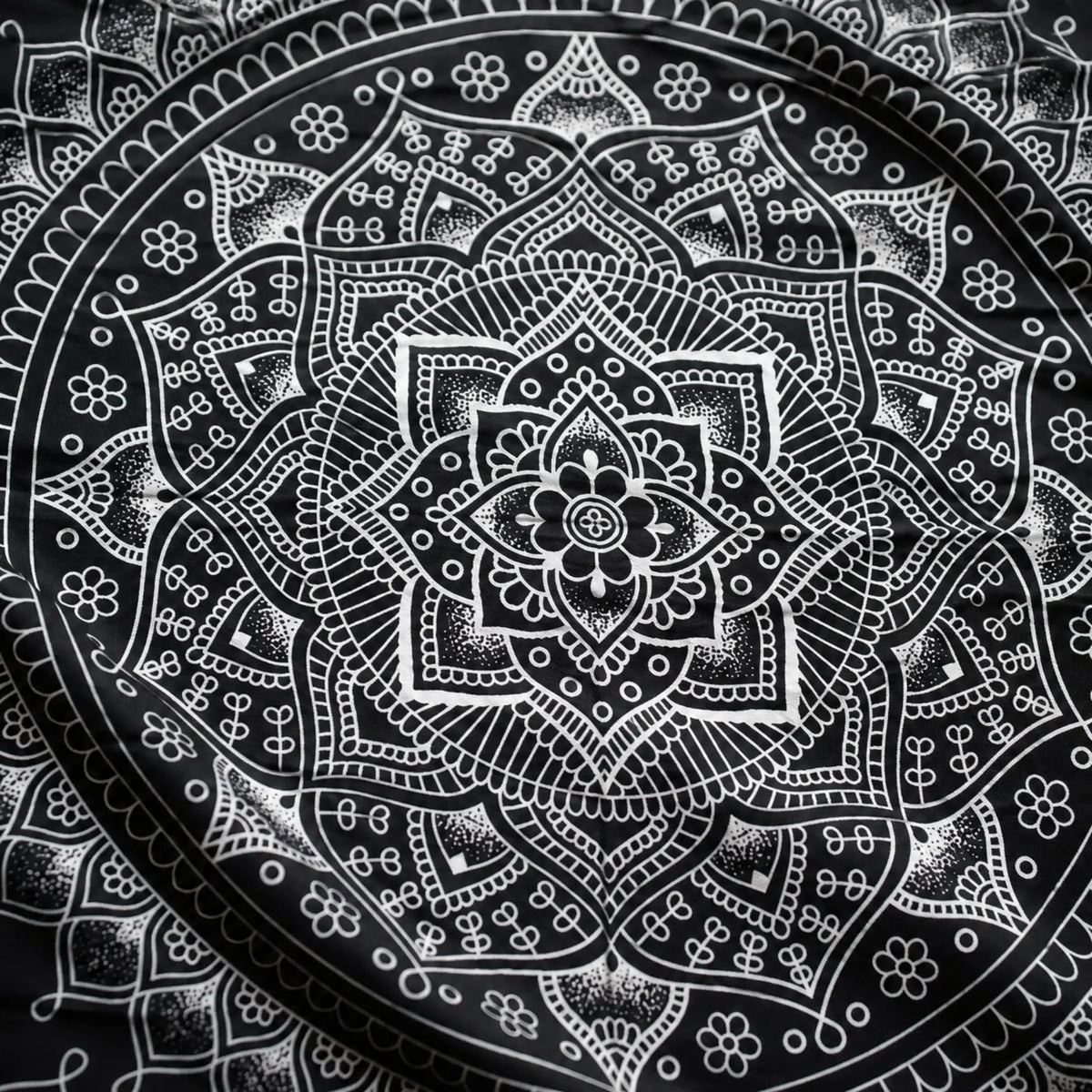 Détail du motif central fleur de lotus de la tenture mandala noir et blanc