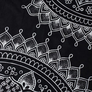 Gros plan sur l’impression noire et blanche et les motifs de la tenture mandala en coton