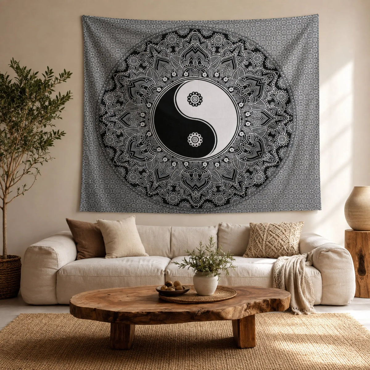 Tenture Yin Yang mandala noir et blanc dans un salon aux tons naturels