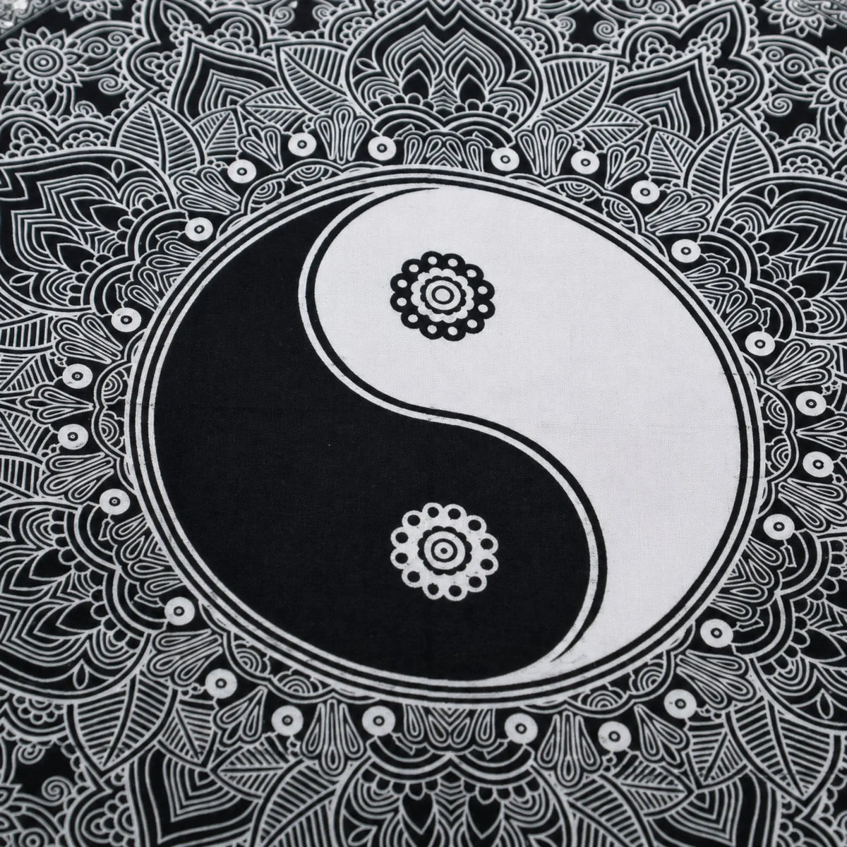 Détail du symbole Yin Yang au centre de la tenture mandala noir et blanc
