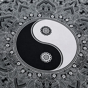 Détail du symbole Yin Yang au centre de la tenture mandala noir et blanc