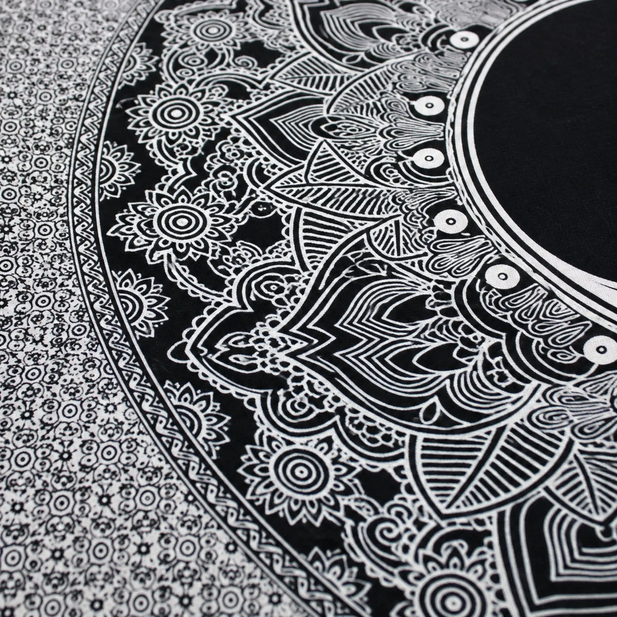 Gros plan sur l’impression noire et blanche et les motifs de la tenture Yin Yang en coton