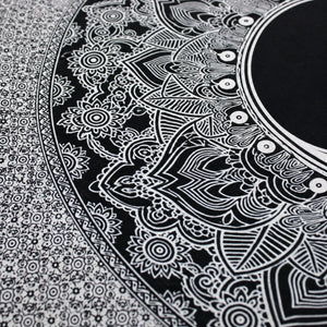 Gros plan sur l’impression noire et blanche et les motifs de la tenture Yin Yang en coton