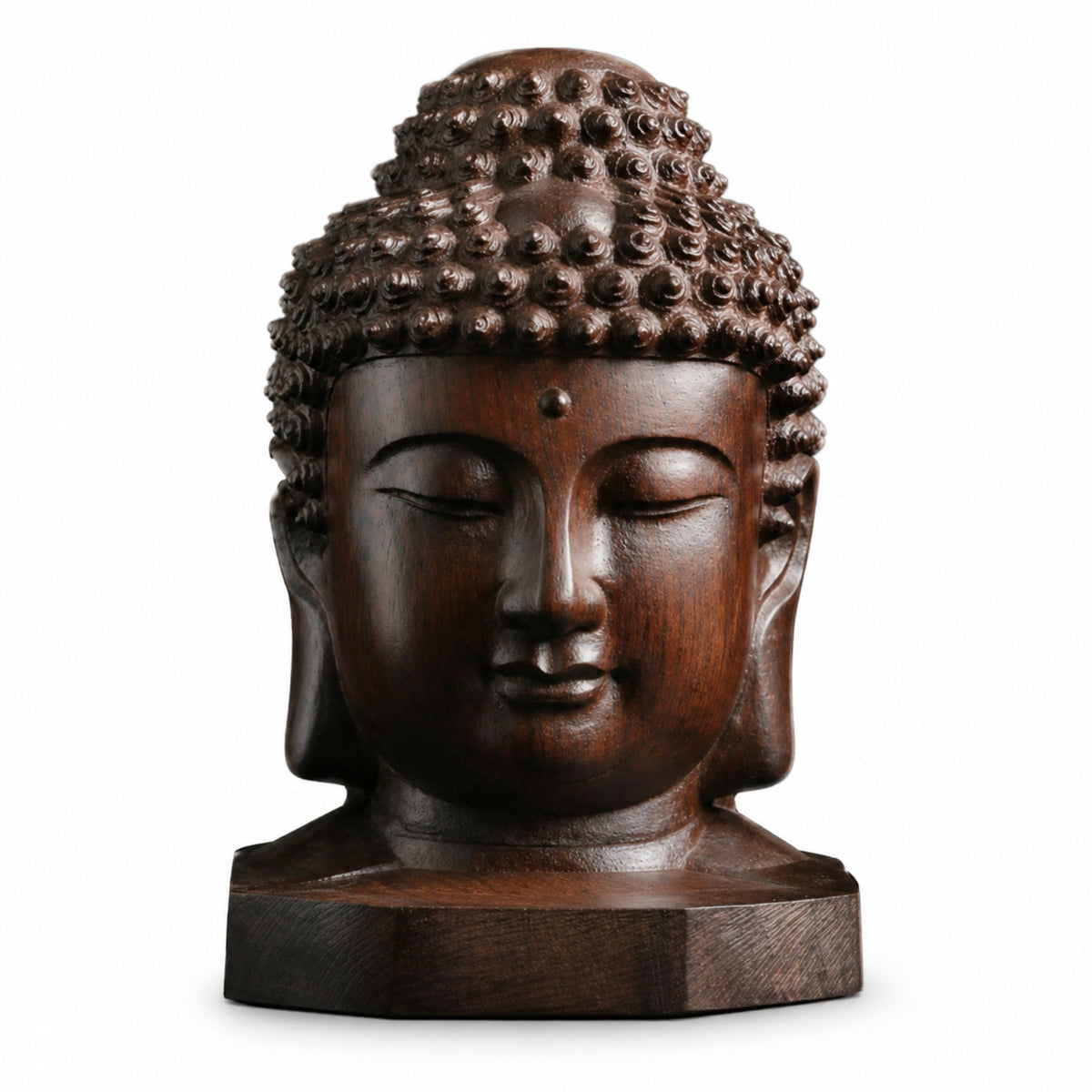 Tête de Bouddha en bois d’acajou de 6 cm, vue de face sur fond blanc