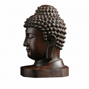 Vue de profil de la Tête de Bouddha en bois d’acajou montrant le visage et les cheveux sculptés
