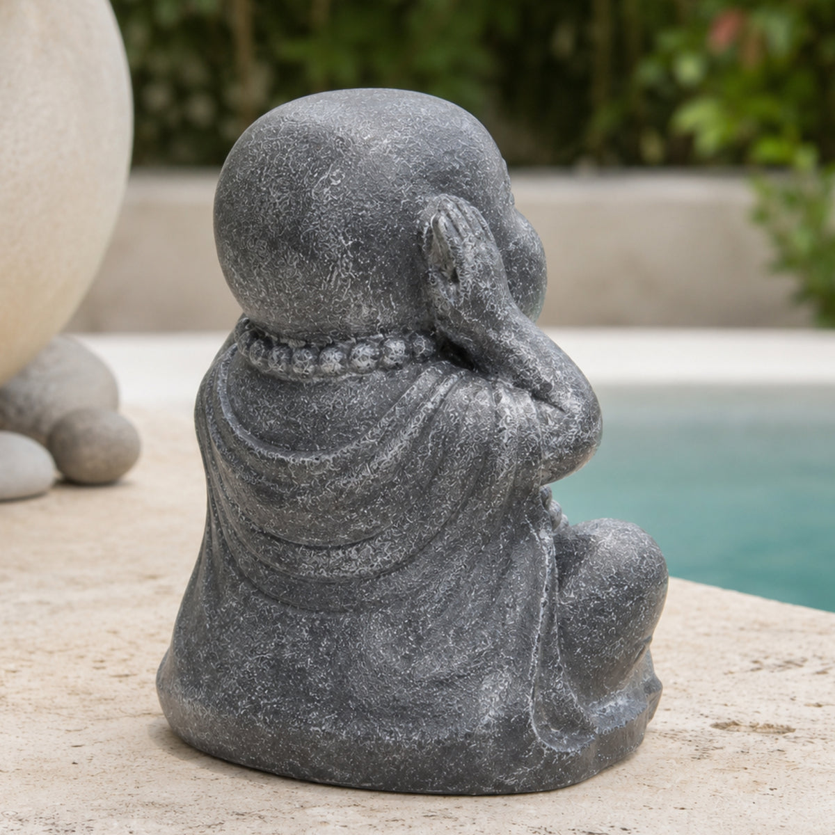 Vue de dos du Bouddha rieur chinois de la sagesse gris antique symbolisant ne rien entendre