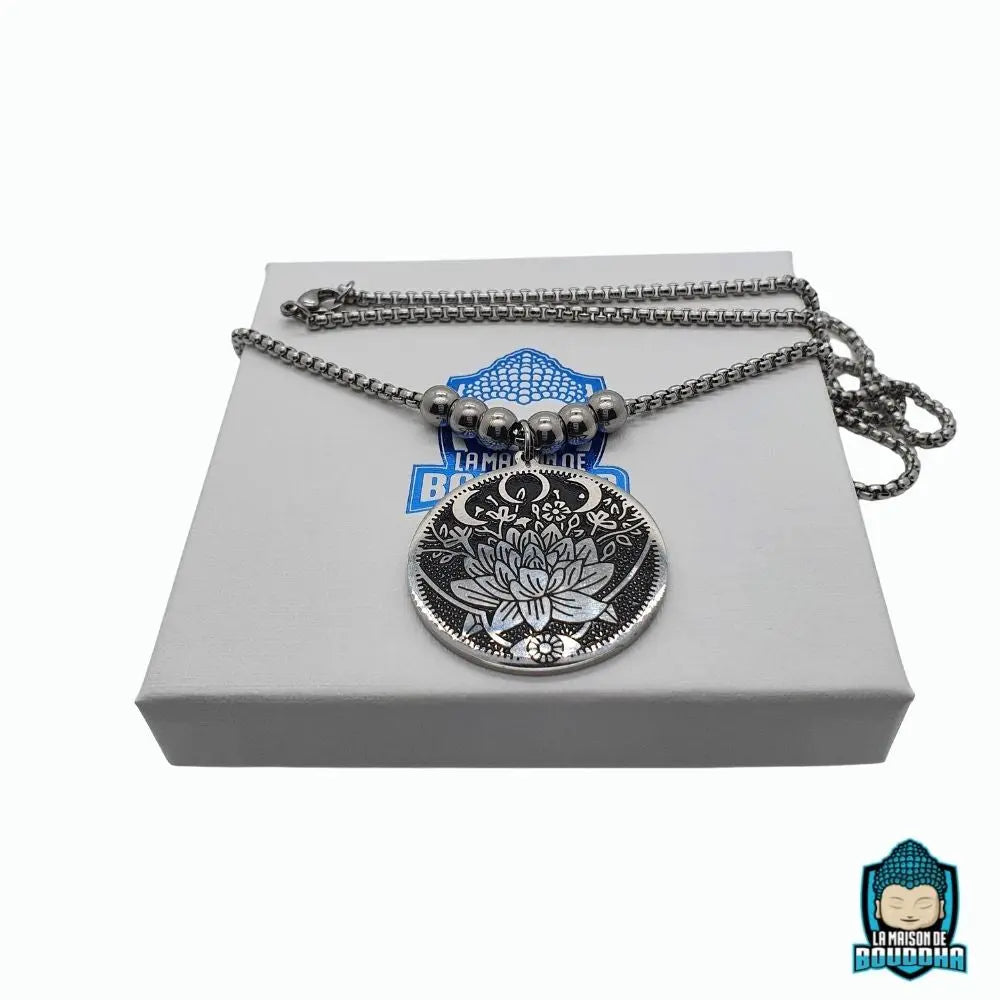 Collier-Acier-Lotus-acier-inoxydable-coloris-argent-et-noir-longueur-collier-50-cm-sur-ca-boite-a-bijou-La-Maison-de-Bouddha