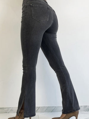 Jean-noir-delave-femme-taille-haute-patte-d-elephant-cintre-a-la-taille-fentes-aux-chevilles-vue-de-profil
