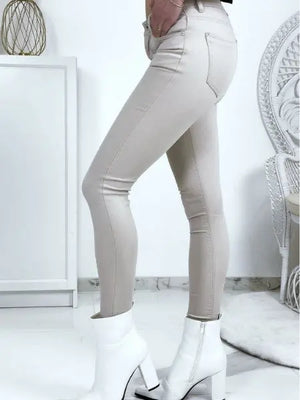 Pantalon-beige-jean-femme-pas-cher-stretch-coton-polyester-elasthane-avec-des-poches-vue-de-profil