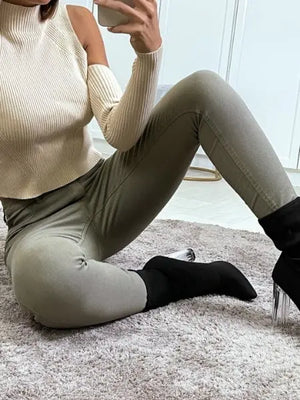 Pantalon-beige-kaki-jean-femme-pas-cher-en-coton-et-elasthane-coupe-slim-vue-posture-assise