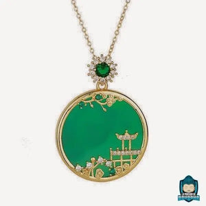 Pendentif-Jade-Chinois-rond-vert-dore-et-perles-strass-motif-temple-bouddhiste-chaine-couleur-or